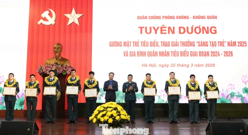 Quân chủng Phòng không - Không quân vinh danh điển hình trẻ và gia đình quân nhân tiêu biểu Quân chủng Phòng không - Không quân vinh danh điển hình trẻ và gia đình quân nhân tiêu biểu
