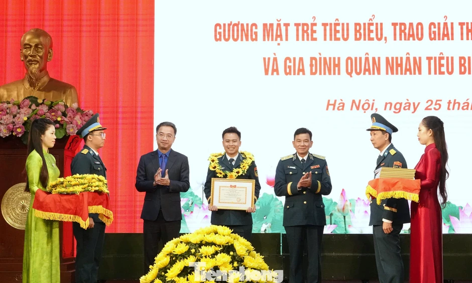 Quân chủng Phòng không - Không quân vinh danh điển hình trẻ và gia đình quân nhân tiêu biểu Quân chủng Phòng không - Không quân vinh danh điển hình trẻ và gia đình quân nhân tiêu biểu