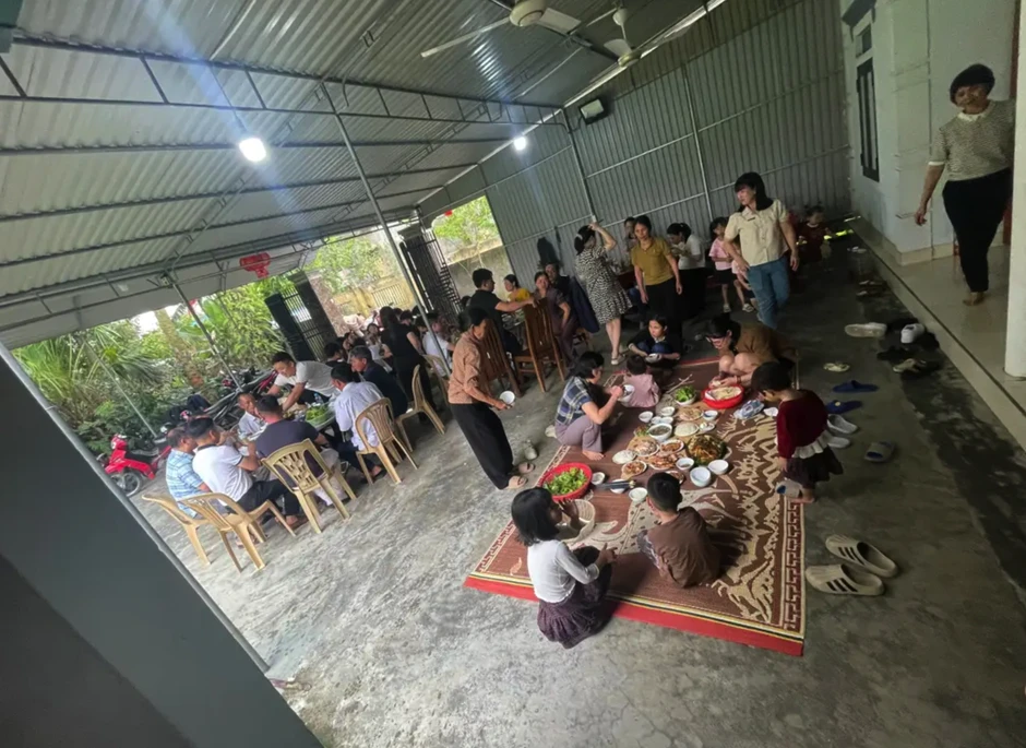 Ra mắt nhà bạn gái, chàng trai được 50 người xếp hàng đón