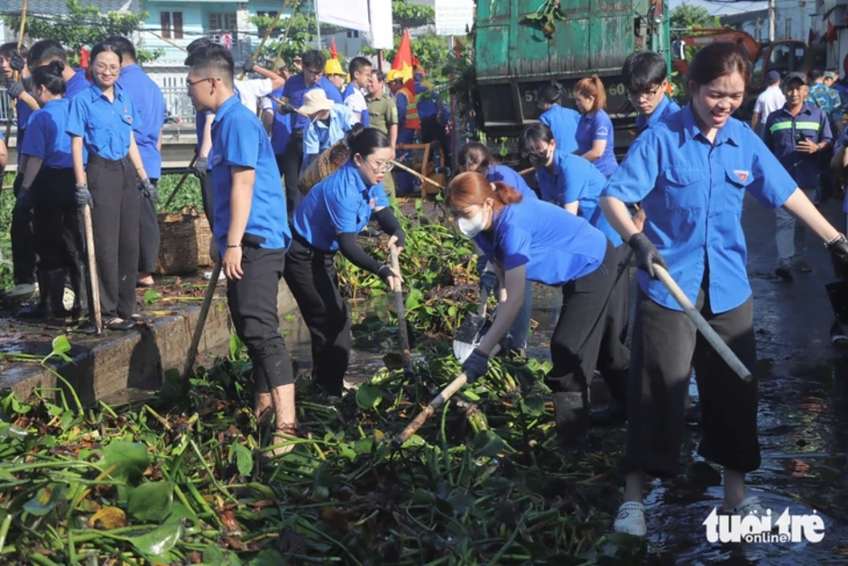 Ra quân Tháng thanh niên 2026, gen Z TP.HCM khơi thông rạch, tiếp sức công nhân Ra quân Tháng thanh niên 2026, gen Z TP.HCM khơi thông rạch, tiếp sức công nhân