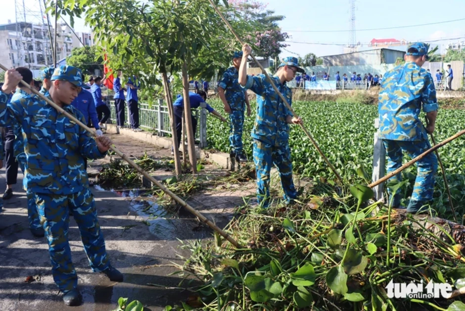 Ra quân Tháng thanh niên 2026, gen Z TP.HCM khơi thông rạch, tiếp sức công nhân Ra quân Tháng thanh niên 2026, gen Z TP.HCM khơi thông rạch, tiếp sức công nhân