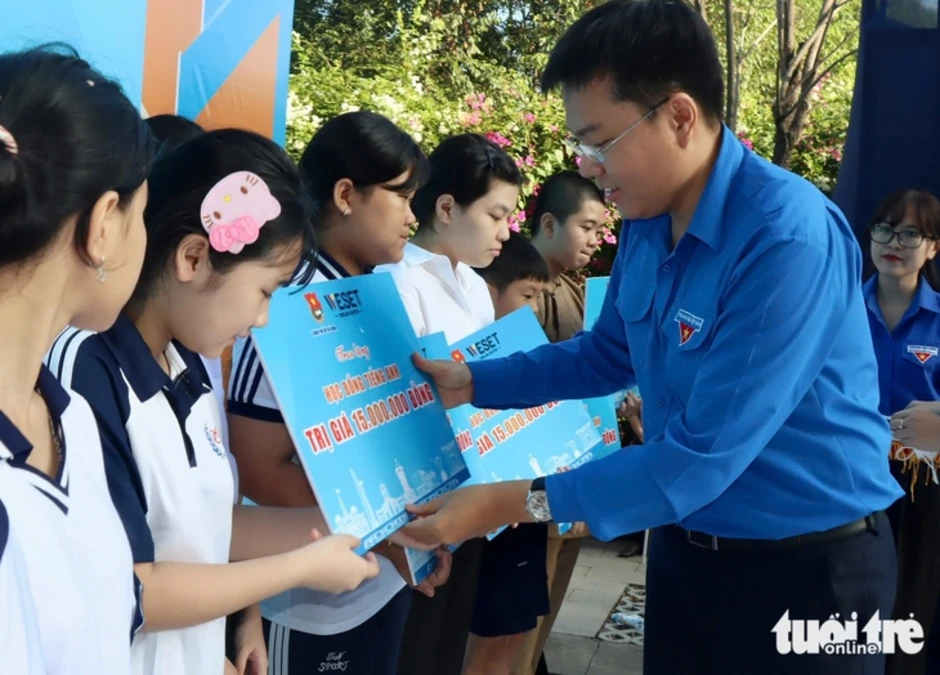 Ra quân Tháng thanh niên 2026, gen Z TP.HCM khơi thông rạch, tiếp sức công nhân Ra quân Tháng thanh niên 2026, gen Z TP.HCM khơi thông rạch, tiếp sức công nhân