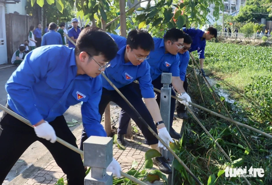 Ra quân Tháng thanh niên 2026, gen Z TP.HCM khơi thông rạch, tiếp sức công nhân Ra quân Tháng thanh niên 2026, gen Z TP.HCM khơi thông rạch, tiếp sức công nhân