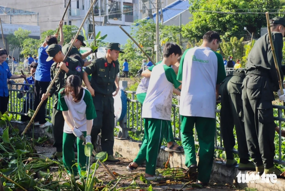 Ra quân Tháng thanh niên 2026, gen Z TP.HCM khơi thông rạch, tiếp sức công nhân Ra quân Tháng thanh niên 2026, gen Z TP.HCM khơi thông rạch, tiếp sức công nhân