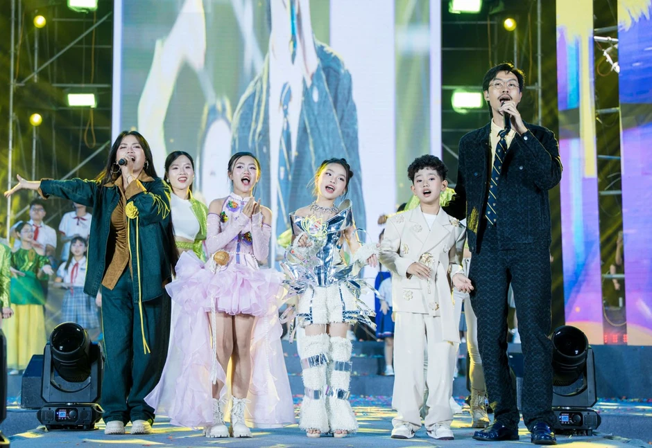 Rapper Đen gây xúc động với hành động dễ thương trước các tài năng nhí