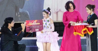 Rapper Đen gây xúc động với hành động dễ thương trước các tài năng nhí