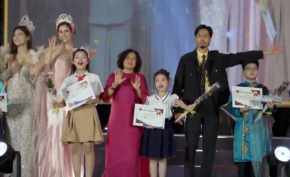 Rapper Đen Vâu biểu diễn cùng thiếu nhi tại Giải thưởng Búp Sen Vàng Rapper Đen Vâu biểu diễn cùng thiếu nhi tại Giải thưởng Búp Sen Vàng