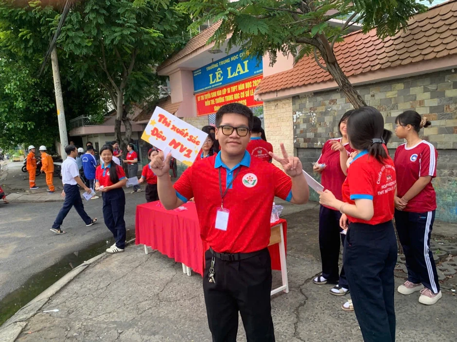 Sát giờ đóng cổng thi lớp 10, cả điểm thi cuống cuồng vì điều này… Sát giờ đóng cổng thi lớp 10, cả điểm thi cuống cuồng vì điều này…