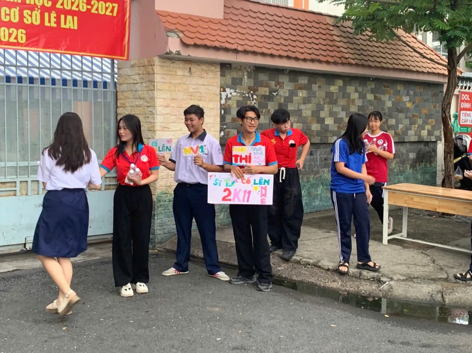 Sát giờ đóng cổng thi lớp 10, cả điểm thi cuống cuồng vì điều này… Sát giờ đóng cổng thi lớp 10, cả điểm thi cuống cuồng vì điều này…