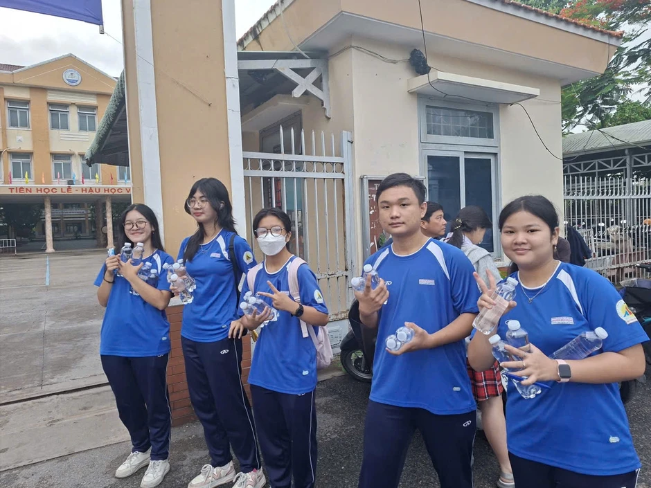 Sát giờ đóng cổng thi lớp 10, cả điểm thi cuống cuồng vì điều này… Sát giờ đóng cổng thi lớp 10, cả điểm thi cuống cuồng vì điều này…
