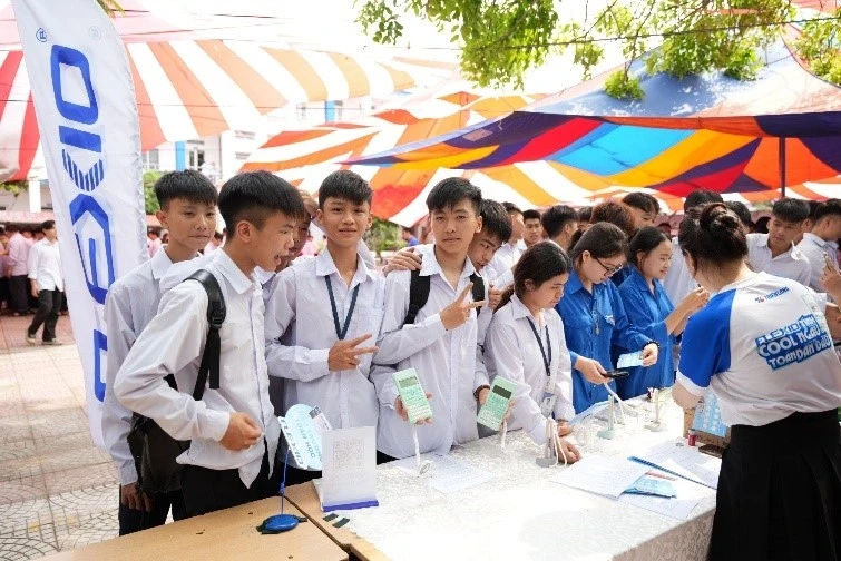 School Tour - Trạm tiếp sức tinh thần cho thí sinh thi tốt nghiệp THPT School Tour - Trạm tiếp sức tinh thần cho thí sinh thi tốt nghiệp THPT