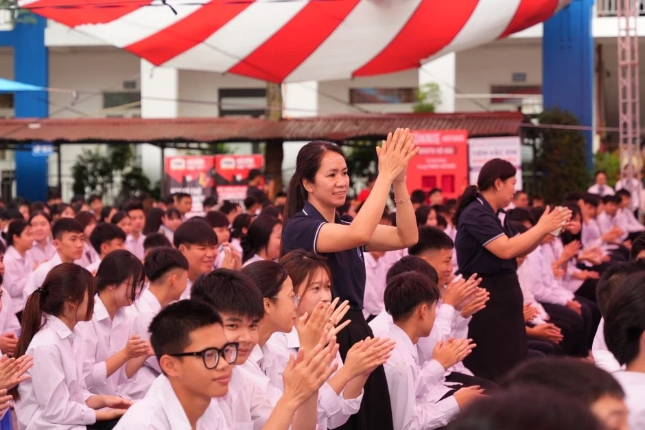 School Tour - Trạm tiếp sức tinh thần cho thí sinh thi tốt nghiệp THPT School Tour - Trạm tiếp sức tinh thần cho thí sinh thi tốt nghiệp THPT