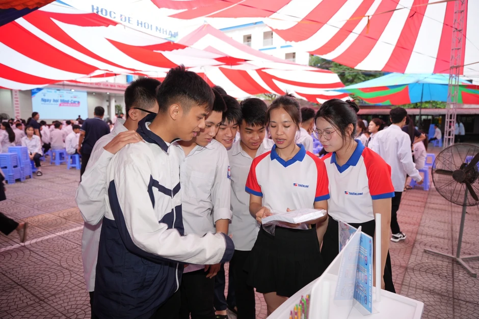 School Tour - Trạm tiếp sức tinh thần cho thí sinh thi tốt nghiệp THPT School Tour - Trạm tiếp sức tinh thần cho thí sinh thi tốt nghiệp THPT