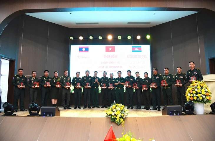 Sĩ quan trẻ quân đội Việt Nam - Lào - Campuchia giao lưu tại Đà Nẵng Sĩ quan trẻ quân đội Việt Nam - Lào - Campuchia giao lưu tại Đà Nẵng