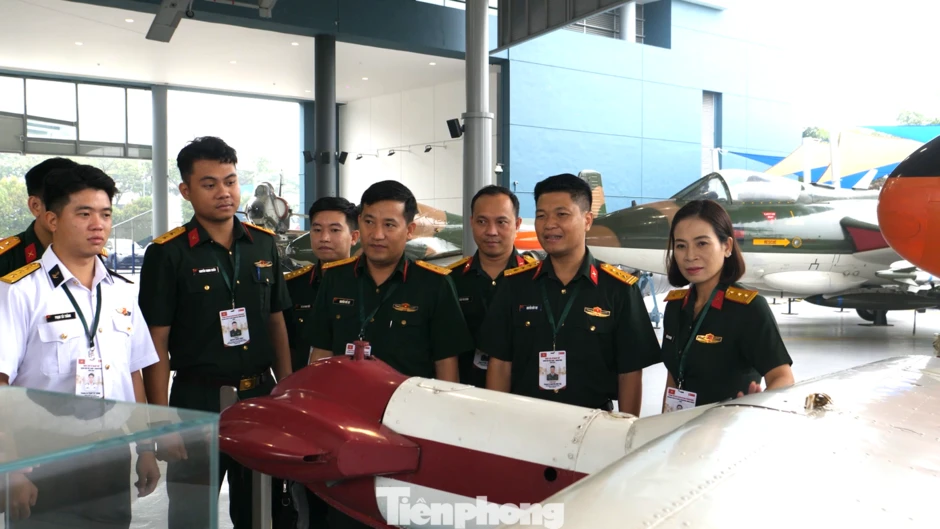 Sĩ quan trẻ Việt Nam khám phá tổ hợp trường bắn đa nhiệm tại Singapore Sĩ quan trẻ Việt Nam khám phá tổ hợp trường bắn đa nhiệm tại Singapore