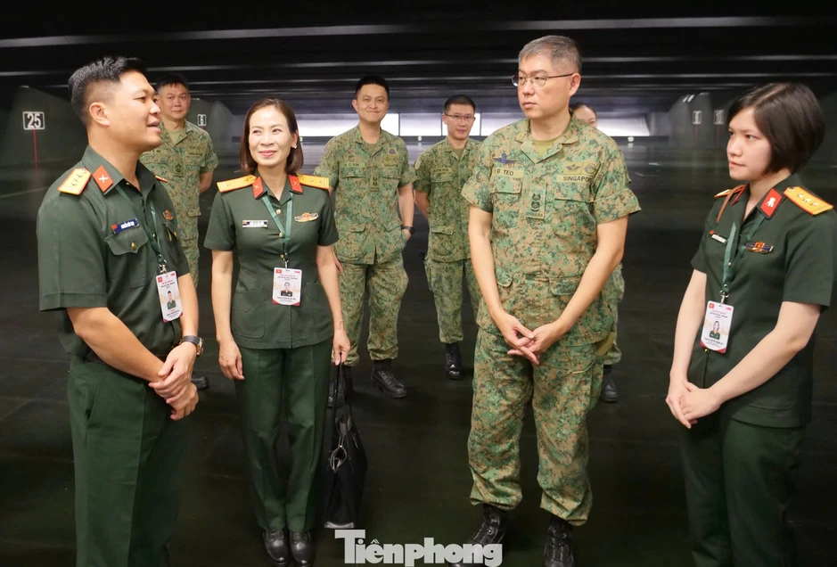 Sĩ quan trẻ Việt Nam khám phá tổ hợp trường bắn đa nhiệm tại Singapore Sĩ quan trẻ Việt Nam khám phá tổ hợp trường bắn đa nhiệm tại Singapore