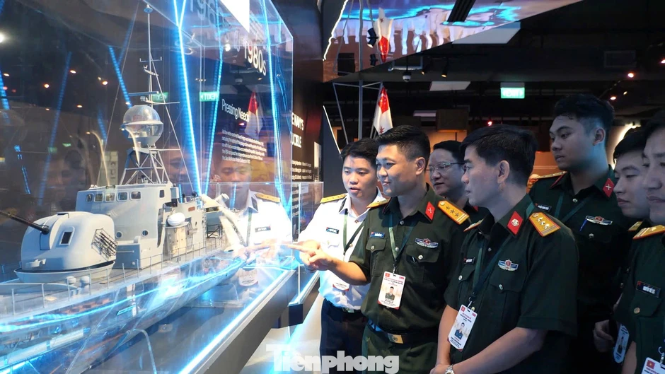 Sĩ quan trẻ Việt Nam khám phá tổ hợp trường bắn đa nhiệm tại Singapore Sĩ quan trẻ Việt Nam khám phá tổ hợp trường bắn đa nhiệm tại Singapore