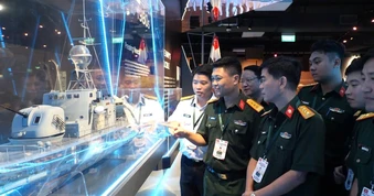 Sĩ quan trẻ Việt Nam khám phá tổ hợp trường bắn đa nhiệm tại Singapore