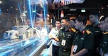 Sĩ quan trẻ Việt Nam khám phá tổ hợp trường bắn đa nhiệm tại Singapore