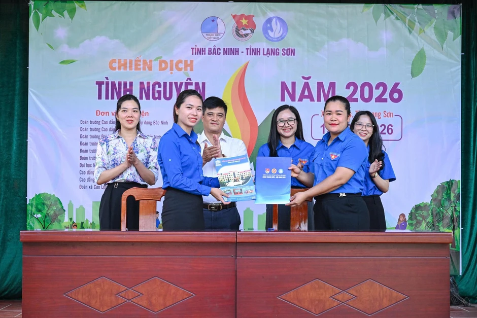 Sinh viên Bắc Ninh viết tiếp chuyện đẹp nơi biên giới