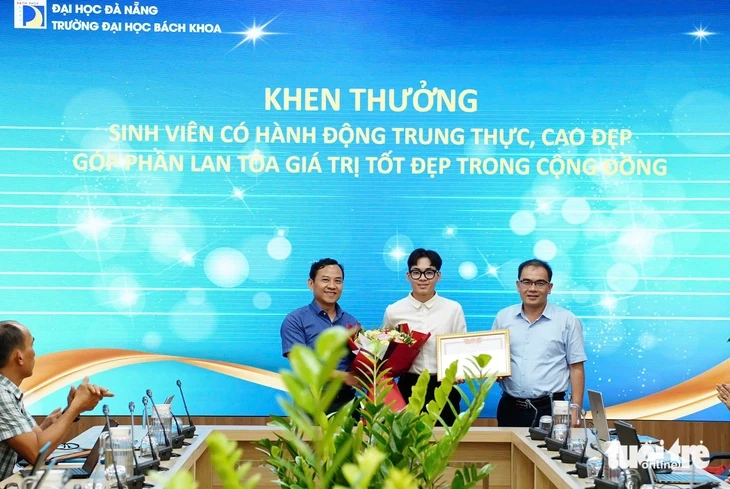 Sinh viên Đà Nẵng trả lại 900 triệu đồng chuyển nhầm, cách xử trí được khen ngợi Sinh viên Đà Nẵng trả lại 900 triệu đồng chuyển nhầm, cách xử trí được khen ngợi