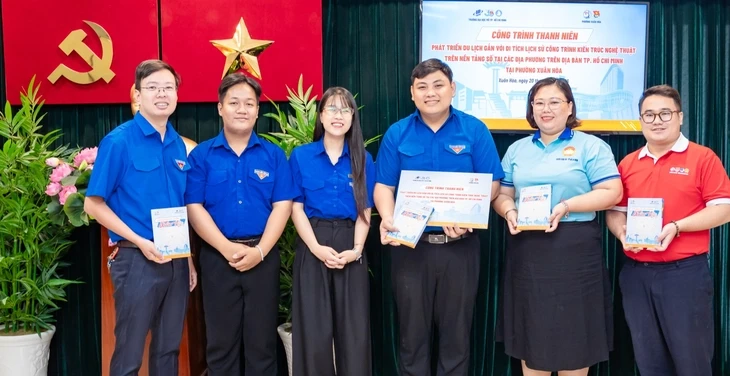 Sinh viên 'số hóa' du lịch phường Xuân Hòa, quét QR, xem tour, đọc cẩm nang ngay trên điện thoại Sinh viên 'số hóa' du lịch phường Xuân Hòa, quét QR, xem tour, đọc cẩm nang ngay trên điện thoại