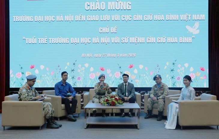 Sinh viên thích thú xem đặc công biểu diễn, ăn cơm bộ đội và nghe chuyện gìn giữ hòa bình
