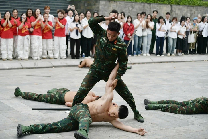 Sinh viên thích thú xem đặc công biểu diễn, ăn cơm bộ đội và nghe chuyện gìn giữ hòa bình