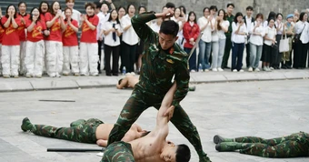 Sinh viên thích thú xem đặc công biểu diễn, ăn cơm bộ đội và nghe chuyện gìn giữ hòa bình