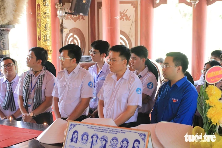 Sinh viên TP.HCM về thăm các di tích lịch sử ở Nghệ An Sinh viên TP.HCM về thăm các di tích lịch sử ở Nghệ An