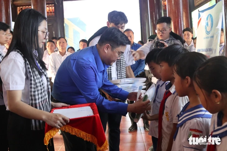 Sinh viên TP.HCM về thăm các di tích lịch sử ở Nghệ An Sinh viên TP.HCM về thăm các di tích lịch sử ở Nghệ An