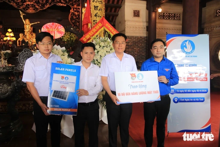Sinh viên TP.HCM về thăm các di tích lịch sử ở Nghệ An Sinh viên TP.HCM về thăm các di tích lịch sử ở Nghệ An