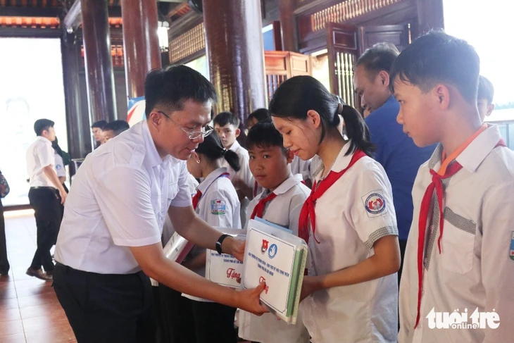 Sinh viên TP.HCM về thăm các di tích lịch sử ở Nghệ An Sinh viên TP.HCM về thăm các di tích lịch sử ở Nghệ An
