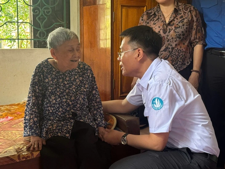 Sinh viên TP.HCM về thăm các di tích lịch sử ở Nghệ An Sinh viên TP.HCM về thăm các di tích lịch sử ở Nghệ An