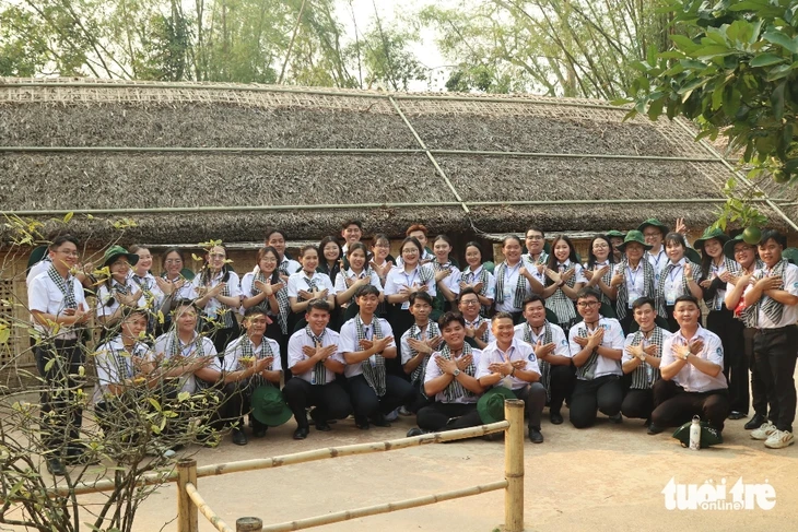 Sinh viên TP.HCM về thăm các di tích lịch sử ở Nghệ An Sinh viên TP.HCM về thăm các di tích lịch sử ở Nghệ An
