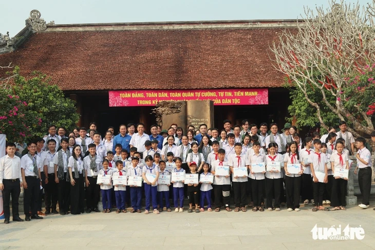 Sinh viên TP.HCM về thăm các di tích lịch sử ở Nghệ An Sinh viên TP.HCM về thăm các di tích lịch sử ở Nghệ An