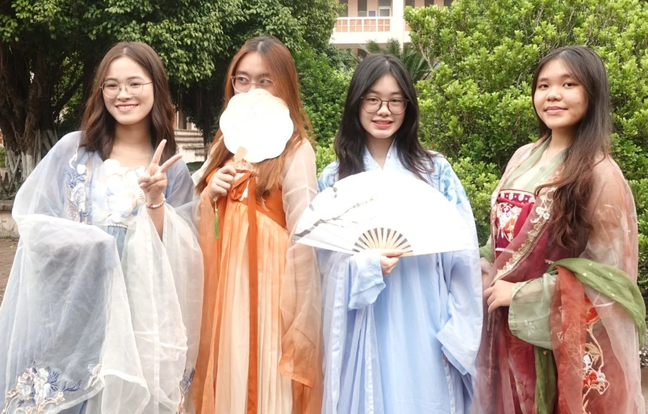 Sinh viên Việt hào hứng trải nghiệm văn hóa, tranh tài 'Tiếng Hán muôn màu' Sinh viên Việt hào hứng trải nghiệm văn hóa, tranh tài 'Tiếng Hán muôn màu'