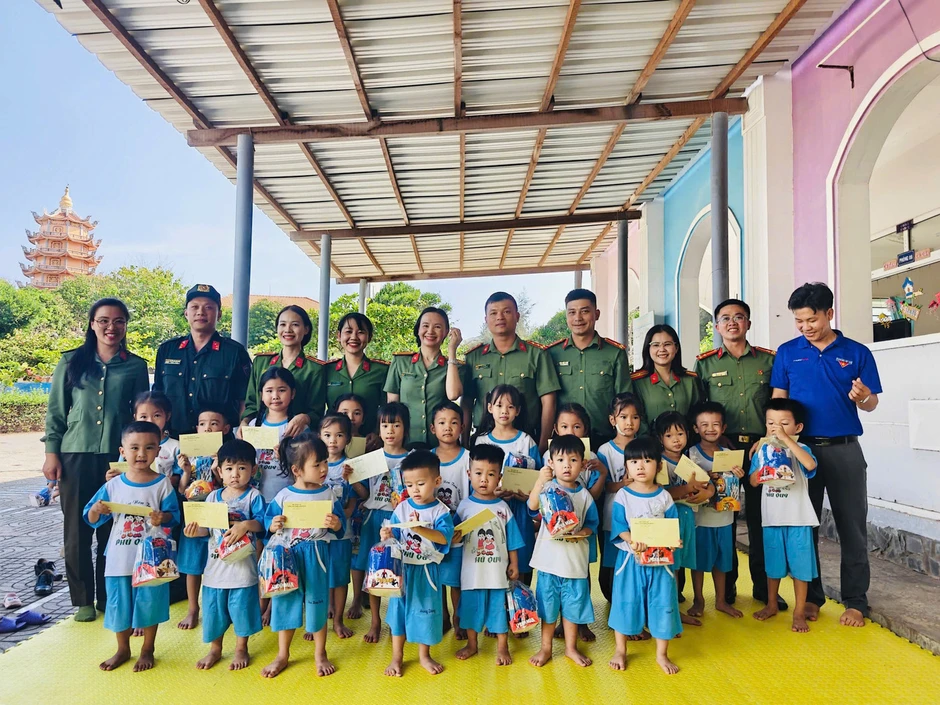 Sôi nổi các hoạt động tình nguyện trên đặc khu Phú Quý Sôi nổi các hoạt động tình nguyện trên đặc khu Phú Quý