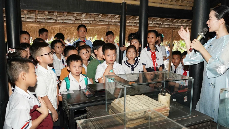 Sôi nổi hành trình theo dấu chân Bác, học sử từ di tích Sôi nổi hành trình theo dấu chân Bác, học sử từ di tích