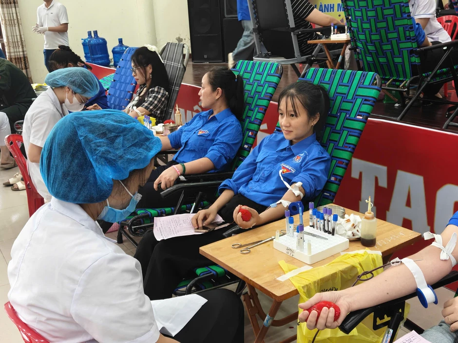 Sôi nổi ngày hội hiến máu Chủ Nhật Đỏ tại Ninh Bình Sôi nổi ngày hội hiến máu Chủ Nhật Đỏ tại Ninh Bình