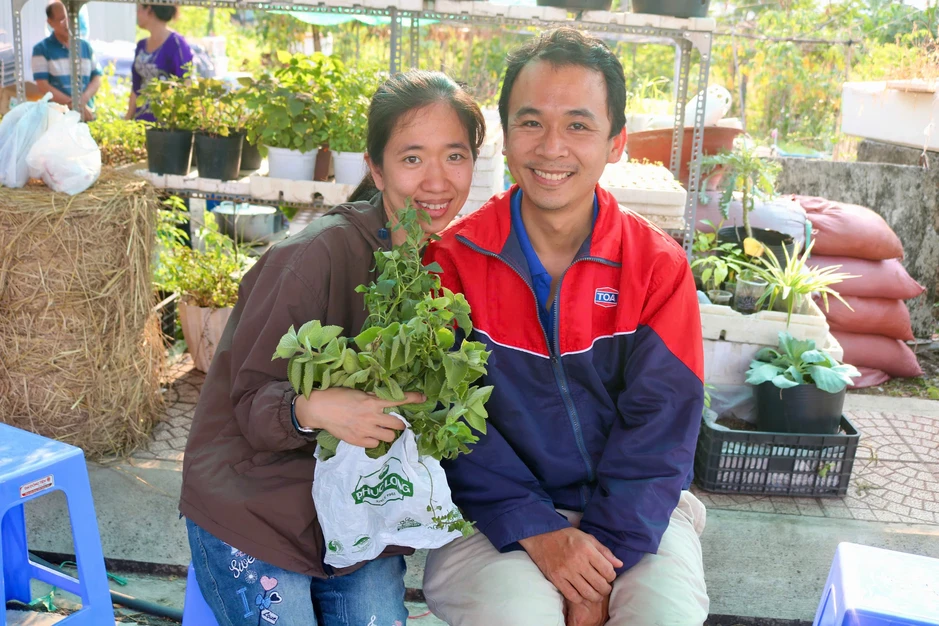 Tại nơi này có tặng cây giống miễn phí, ai cần cứ đến lấy Tại nơi này có tặng cây giống miễn phí, ai cần cứ đến lấy