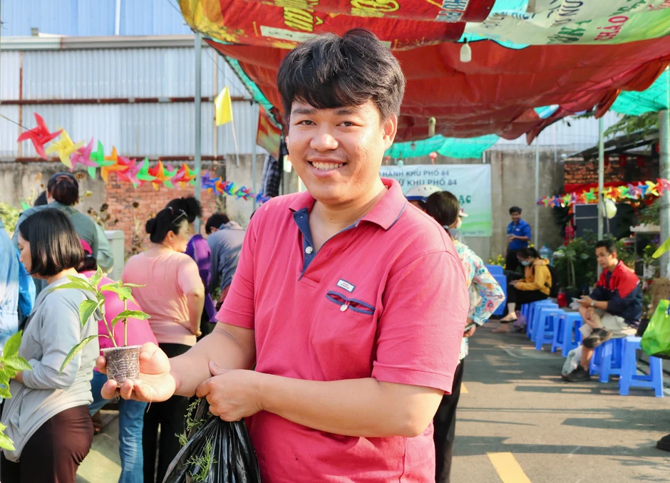 Tại nơi này có tặng cây giống miễn phí, ai cần cứ đến lấy Tại nơi này có tặng cây giống miễn phí, ai cần cứ đến lấy