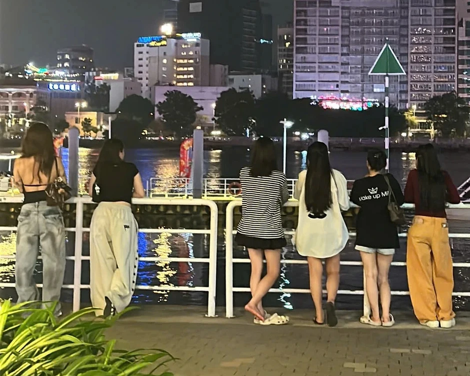 Tại sao 9-10 giờ tối, giới trẻ TP.HCM lại rủ nhau ra công viên? Tại sao 9-10 giờ tối, giới trẻ TP.HCM lại rủ nhau ra công viên?