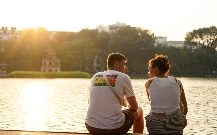 Tặng giấy khen hai bác sĩ cứu người đột quỵ ở sân bóng chuyền Tặng giấy khen hai bác sĩ cứu người đột quỵ ở sân bóng chuyền
