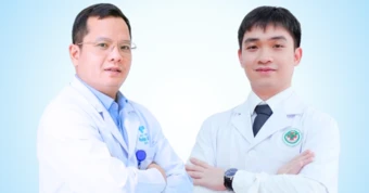 Tặng giấy khen hai bác sĩ cứu người đột quỵ ở sân bóng chuyền