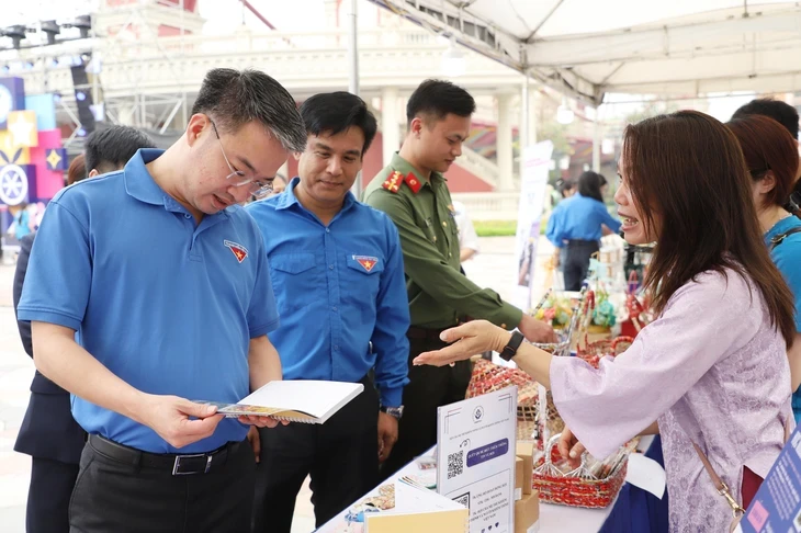 Tặng hơn 100 nghìn suất học bổng, khóa học đào tạo AI, công nghệ số cho người khuyết tật Tặng hơn 100 nghìn suất học bổng, khóa học đào tạo AI, công nghệ số cho người khuyết tật