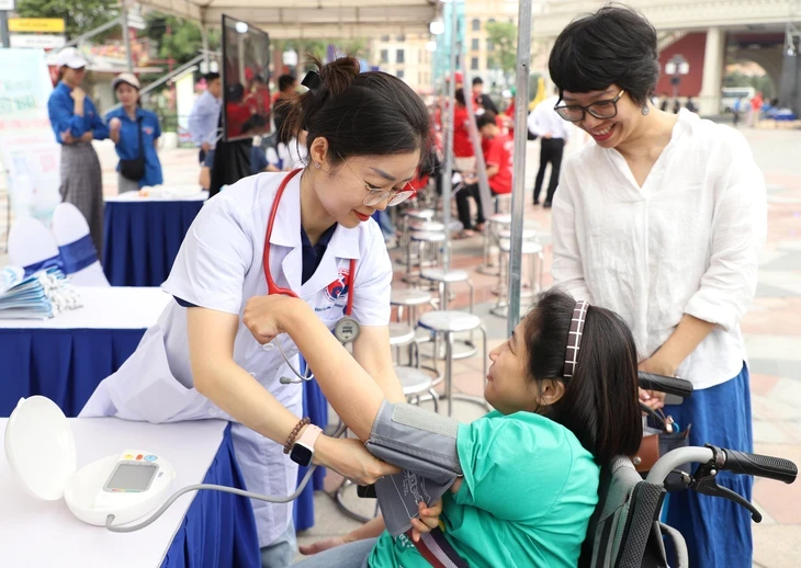 Tặng hơn 100 nghìn suất học bổng, khóa học đào tạo AI, công nghệ số cho người khuyết tật Tặng hơn 100 nghìn suất học bổng, khóa học đào tạo AI, công nghệ số cho người khuyết tật