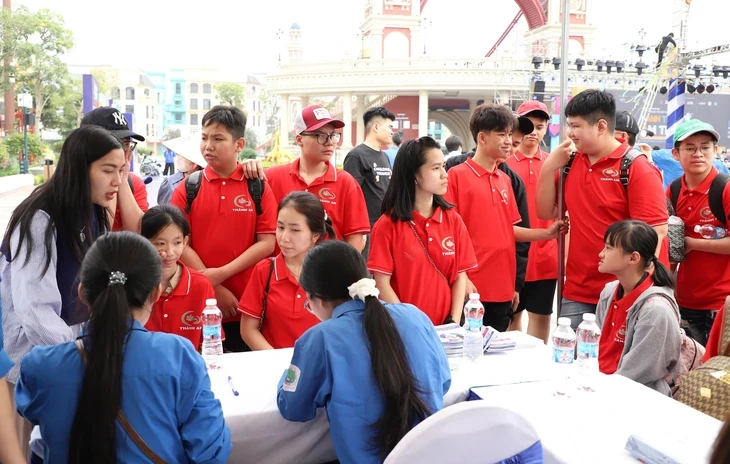 Tặng hơn 100 nghìn suất học bổng, khóa học đào tạo AI, công nghệ số cho người khuyết tật Tặng hơn 100 nghìn suất học bổng, khóa học đào tạo AI, công nghệ số cho người khuyết tật