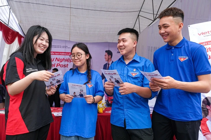 Tăng lương, thưởng 'khủng', tặng cả đất: Doanh nghiệp mạnh tay ‘săn’ lao động Tăng lương, thưởng 'khủng', tặng cả đất: Doanh nghiệp mạnh tay ‘săn’ lao động