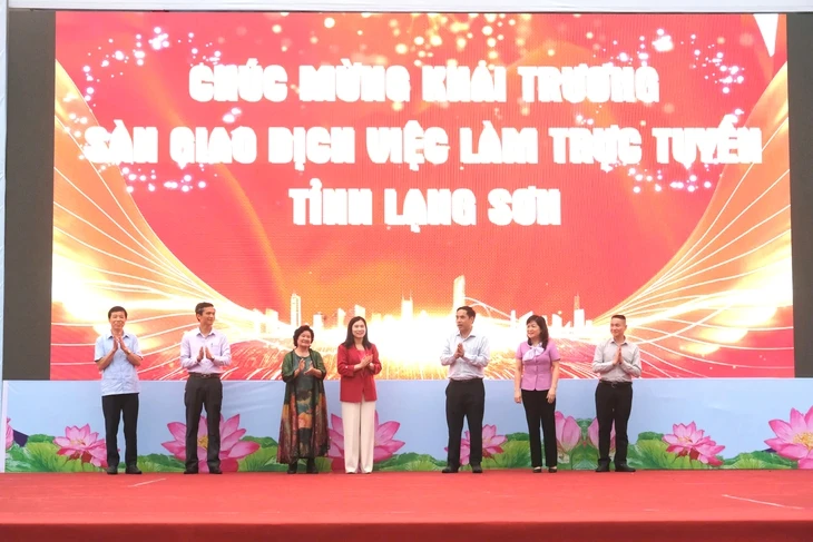 Tăng lương, thưởng 'khủng', tặng cả đất: Doanh nghiệp mạnh tay ‘săn’ lao động Tăng lương, thưởng 'khủng', tặng cả đất: Doanh nghiệp mạnh tay ‘săn’ lao động